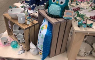 Drobné zboží vystavené v Hypermarketu Globus v bedýnkách SKYWANDER